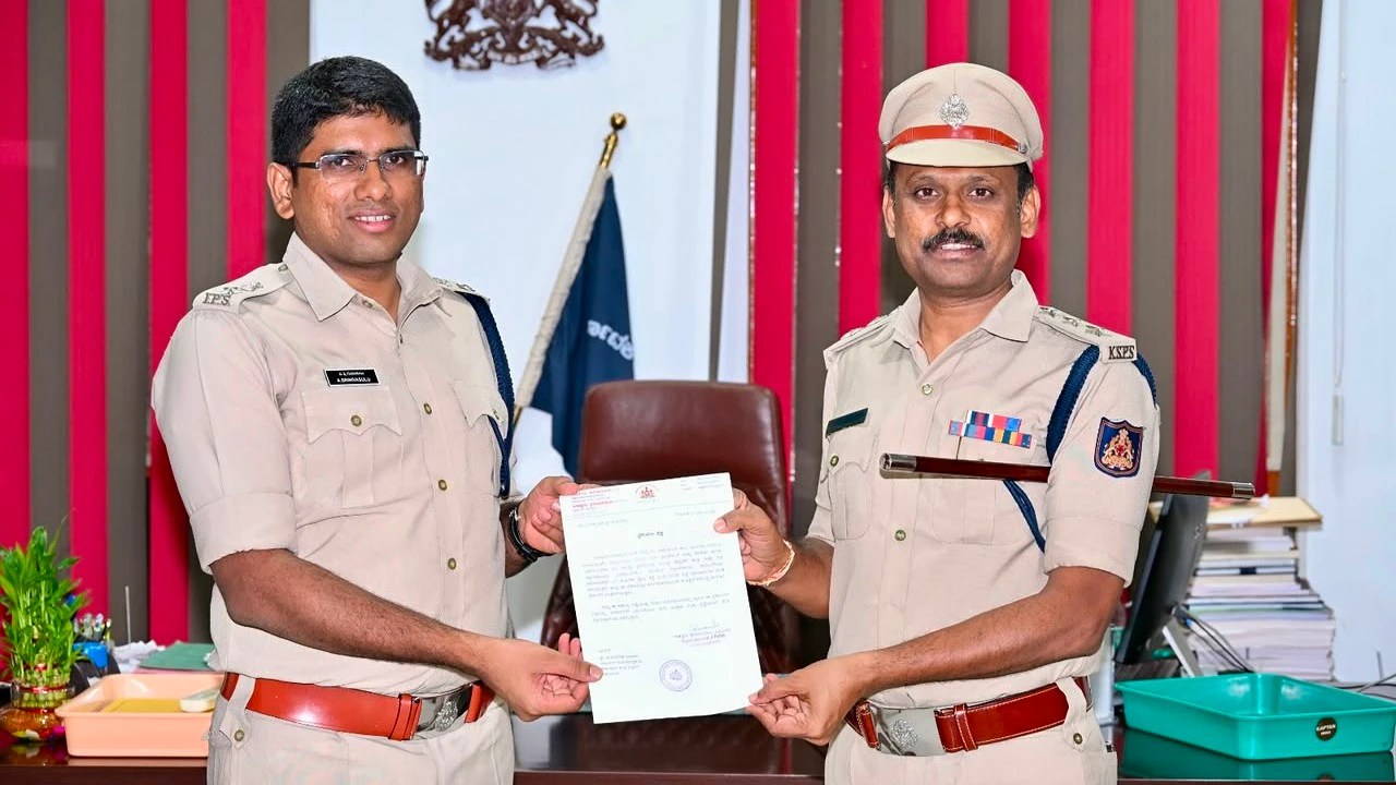 ತನಿಖಾಧಿಕಾರಿ ಶಂಕರಗೌಡ ಪಾಟೀಲ್‌ ಅವರಿಗೆ ಪ್ರಶಂಸನಾ ಪತ್ರ ನೀಡುತ್ತಿರುವ ಎಸ್ಪಿ
