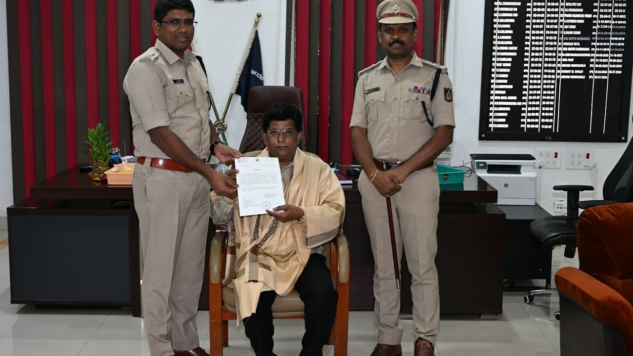 ಸರಕಾರಿ ಅಭಿಯೋಜಕ ತುಪ್ಪದ್‌ ಅವರಿಗೆ ಕಲಬುರಗಿ ಎಸ್ಪಿ ಅಡ್ಡೂರು ಶ್ರೀನಿವಾಸಲು ಅವರಿಂದ ಅಭಿನಂದನೆ